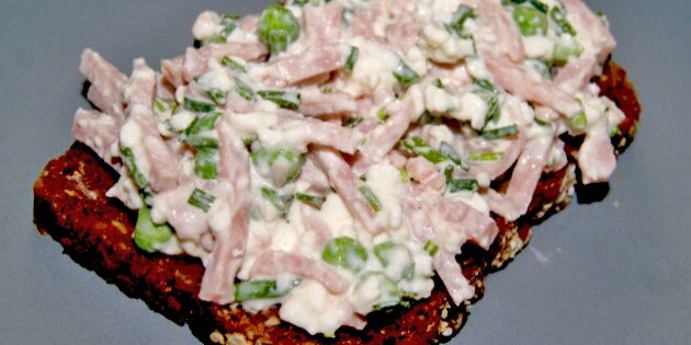 Den dejlige skinkesalat er perfekt ovenpå et groft stykke rugbrød