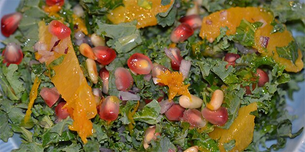 Granatæble giver en flot farvemæssig kontrast til grønkålen