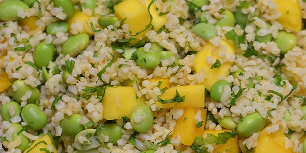 Mangostykkerne giver en sødme til salaten