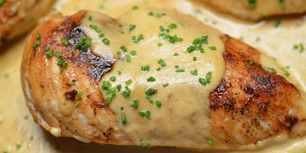 Purløg på toppen af sennepssaucen