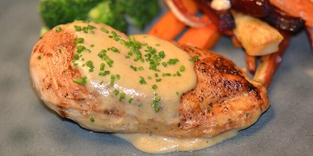 Kyllingebryst serveret med grøntsager til