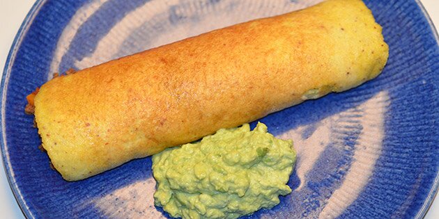En sund tortilla serveret med guacamole.
