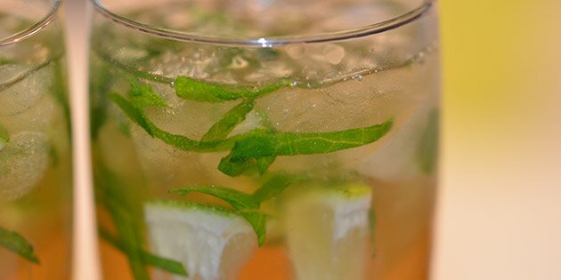 God velkomstdrink med rom og mynte.