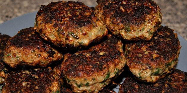 Grønkålen tilføjer lidt grønt til de dejlige frikadeller.