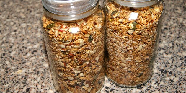 Kom den hjemmelavede granola på glas, hvor den kan holde sig et par uger.