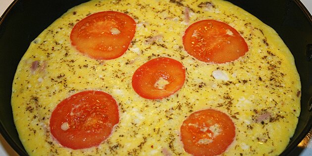 Frisk omelet, der er klar til servering