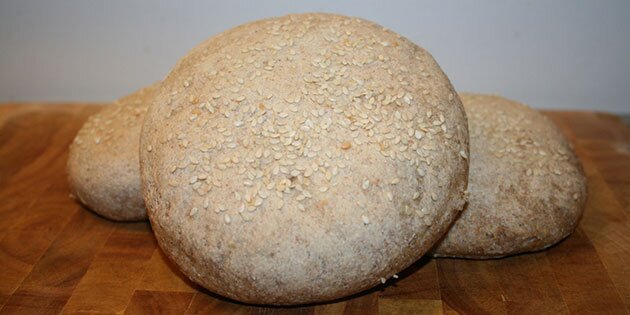 De lækre burgerboller med grahamsmel er klar til servering