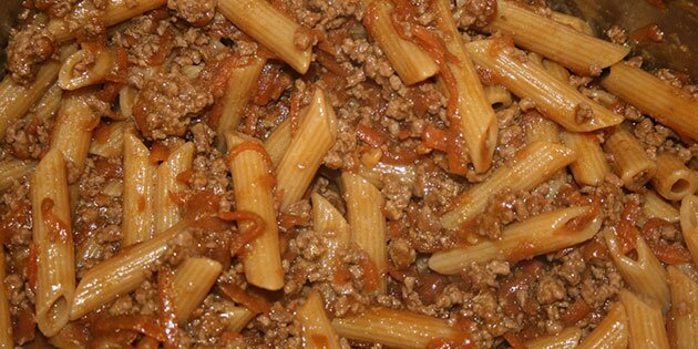 Der er en skøn kombination af kød, gulerødder og pasta i gryden