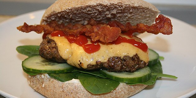 Den lækre hjemmelavede burger med saftig oksekød og dejligt fyld