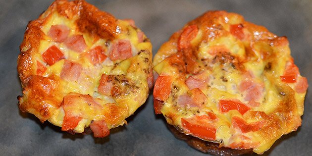 To nybagte æggemuffins klar til at blive spist