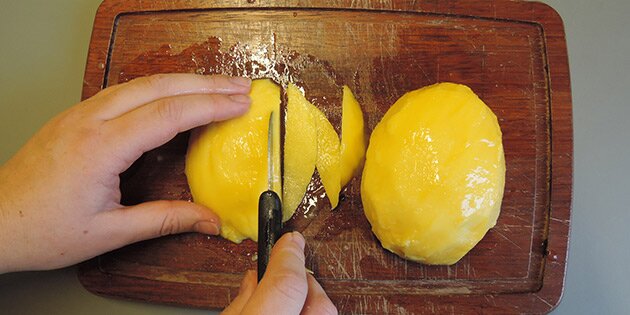 Skær frugtkødet i skiver