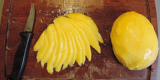 Skiverne er klar til at blive placeret i chokoladeganachen