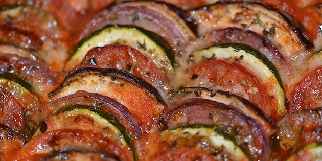 Her er den lige kommet ud af ovnen og er klar til at blive serveret.