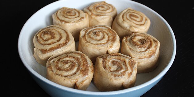 Her er kanelsneglene skåret ud og placeret i et fad.