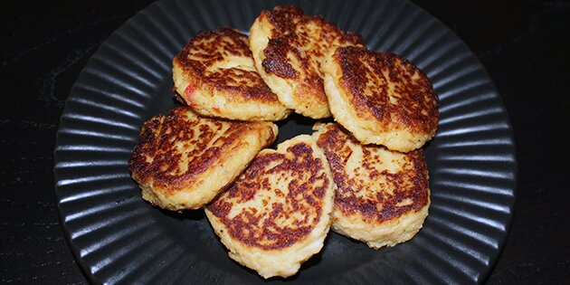 Sprøde og lækre blomkålsfrikadeller klar til servering.