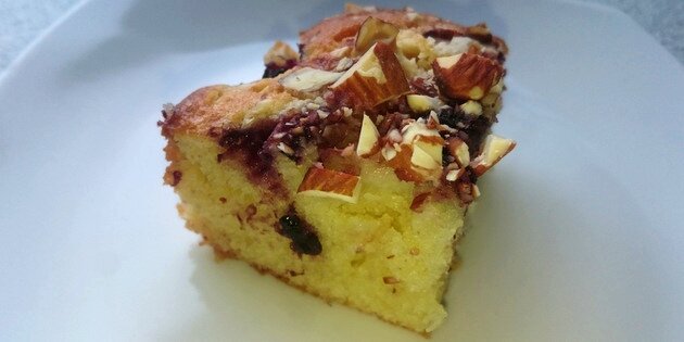 Her er æblekagen med de fine brombærprikker klar til at blive spist