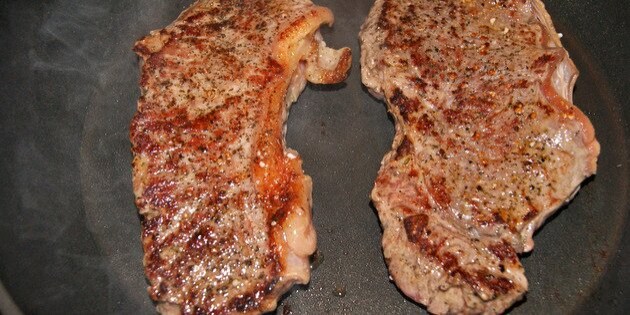 Bøfferne steges rosa på en rygende varm pande