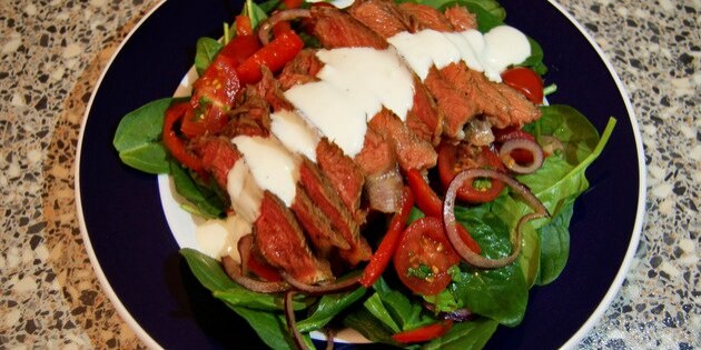 Det møre oksekød smager forrygende sammen med salaten og dressingen