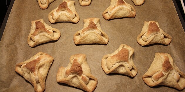 Napoleonshattene er klar til at blive bagt.