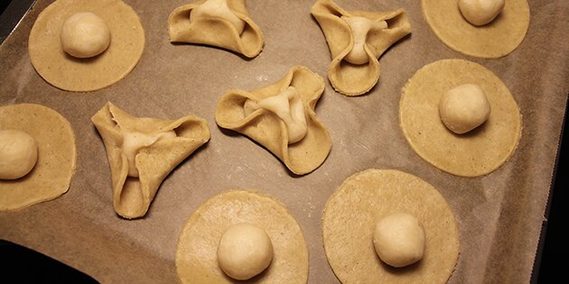 Her er mørdejen rullet ud og marcipankuglerne placeret i midten.