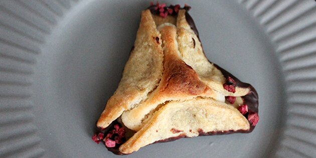 En enkelt hat klar til servering.