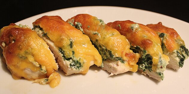 Lækre stykker af kylling med spinat og ost og til sidst toppet med revet cheddar.