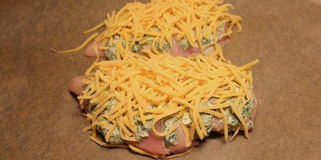 Her toppet med cheddar og klar til ovnen.