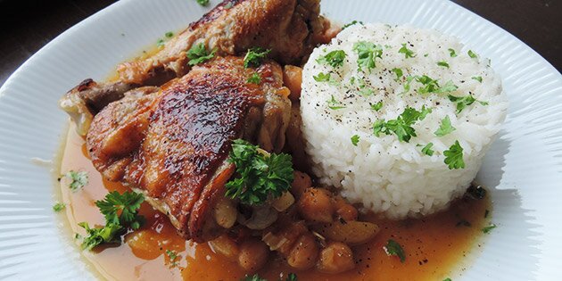 Skindet på kyllingen steges sprødt to gange og skaber god kontrast til de bløde kikærter