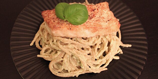 Pasta i cremet sauce med sprødstegt torsk på toppen