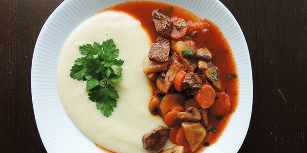 Gryderetten serveret med kartoffelmos