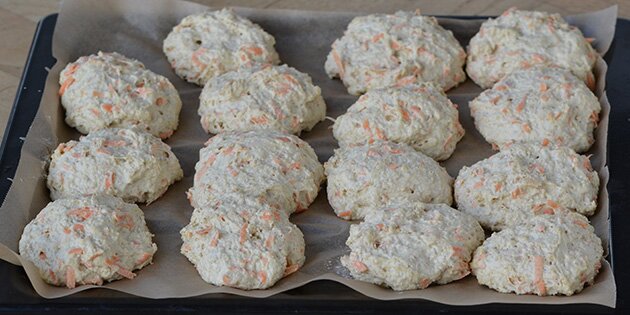 Bollerne efterhæver på bagepladen.