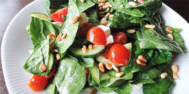 Salaten kan også serveres i portioner med et drys sprøde pinjekerner til sidst