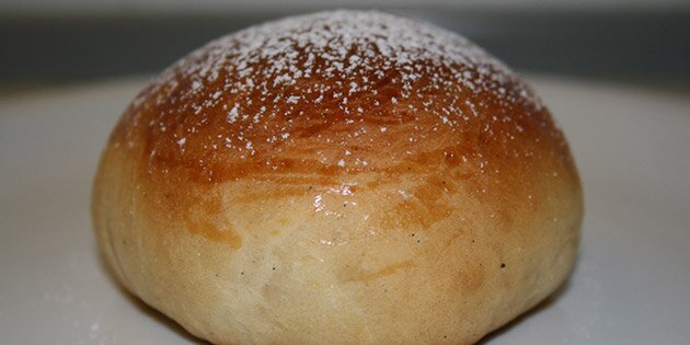 Drys evt. lidt flormelis på toppen af fastelavnsbollerne