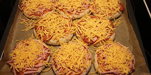 Her er bollerne toppet med skinke, pepperoni og cheddarost.