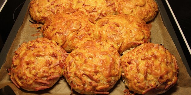 Bollerne skal blot flækkes fra hinanden, og så er de klar til at blive spist.