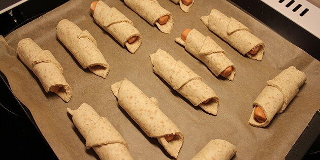 Pølsehornene er rullet med en smule ketchup.