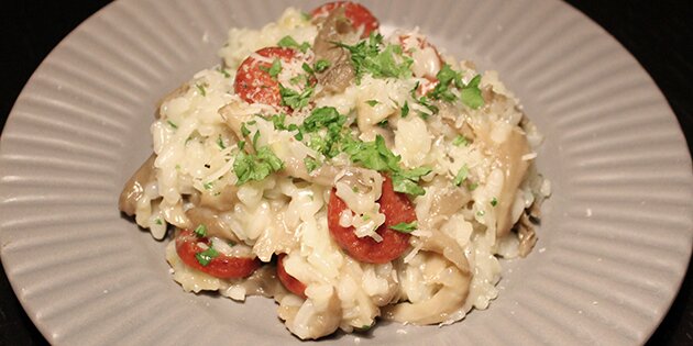 Her er risottoen serveret med chorizopølse, men det kan sagtens undlades.