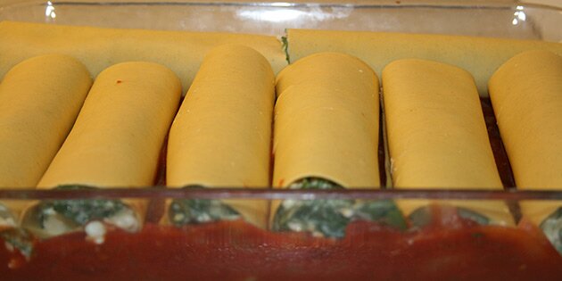 Cannelloni rullerne ligger tæt i en lækker tomatsauce