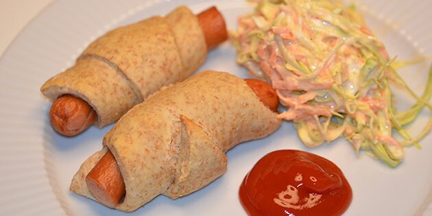 Her er de serveret med ketchup og coleslaw.