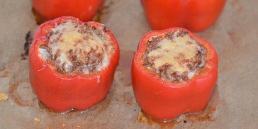 Lækre peberfrugter fyldt med hakket oksekød, tomatsovs og ost.