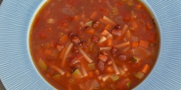 Den lækre minestronesuppe med bacon, grøntsager og spaghetti er en suppe med mæthedsgaranti