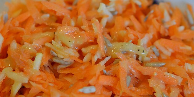 Sprød og saftig råkostsalat.