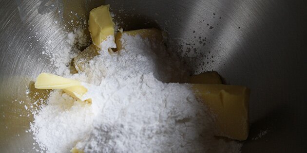 Smør og flormelis piskes luftigt til fyldet