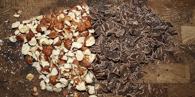 Nødder og chokolade hakket og klar til bunden