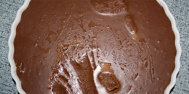 Den lækre chokoladetærte inden flødeskum kommes på