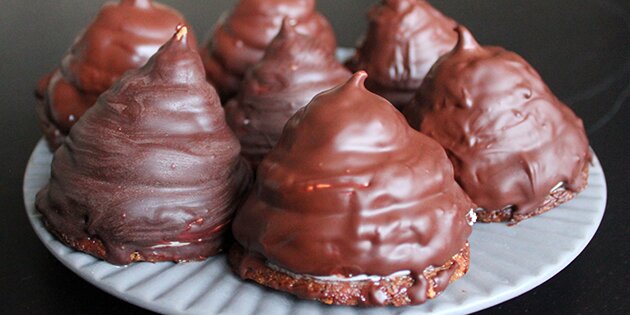 Skønne flødeboller med glutenfri mandelbunde.