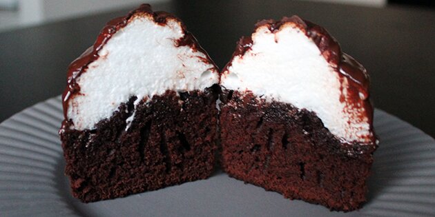 Lækre muffins med flødebolle-topping overtrukket med mørk chokolade.