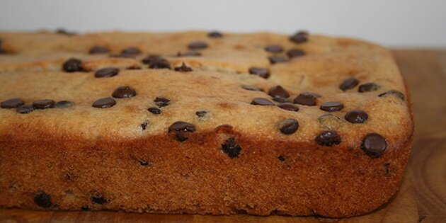 Banankagen, der er bagt i en brødform.