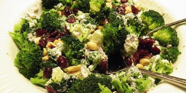 Dejlig broccolisalat med cremet dressing