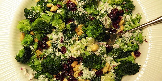 Broccolisalaten er fyldt med salte peanuts og søde tranebær